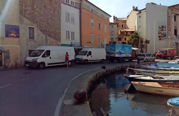 Jutranja dostava v Piranu odslej na ribi&scaron;kem pristani&scaron;ču