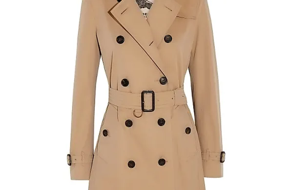 Burberry je zlasti zaslovel po svojem dežnem plašču v bež barvi.