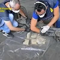 Zajeten tovor heroina so tihotapci skrili v notranjost osi. 