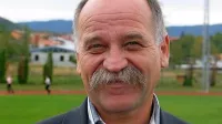 “Tekem se naveličajo, porazov še bolj, vsi pač ne bodo prvaki.  Tja 
do mladinskih kategorij še zdržijo, dekleta še manj, pa adijo zdrav 
življenjski slog,” je Božo Dragan kritičen do pretirane tekmovalnosti v mladinskih vrstah. 