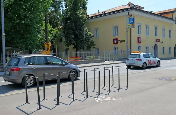 Stojala za kolesa v Sežani bolj ali manj samevajo.