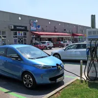 Najnovejša električna polnilnica v Sežani je na parkirišču pri  
stadionu. Načrtujejo  pa še postavitev  polnilnic pri pokopališču, pri 
domu krajanov v Križu in pri zdravstvenem domu v Dutovljah.