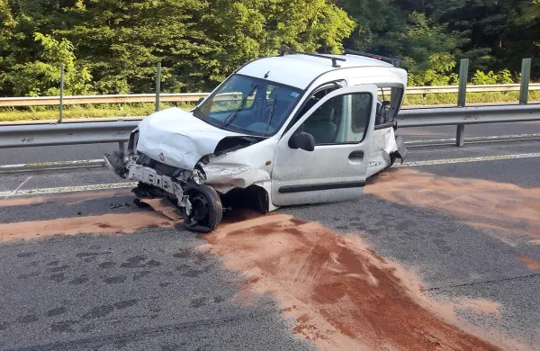20-letnika, ki je sedel na zadnjih sedežih in ni bil pripet, je zaradi 
silovitega trka vrglo skozi okno, obležal je mrtev na cestišču.
