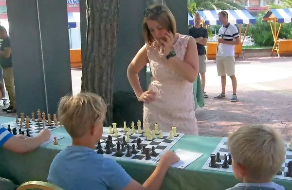 Včeraj dopoldne je pri hotelu Histrion na Bernardinu velemojstrica 
Darja Kapš odigrala simultanko na 14 šahovnicah in zmagala z 
11:3. Premagal jo je mladi Avstrijec Isak Vojic, še štirje nadebudni 
šahisti pa so remizirali. 

