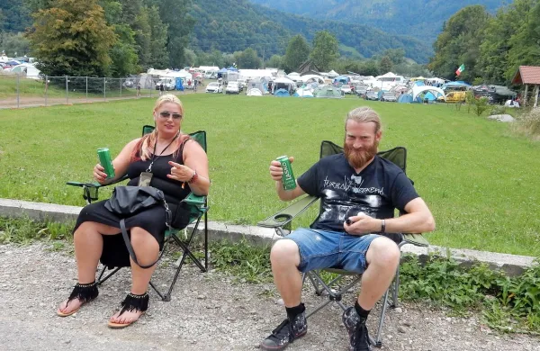 Sasha je navdušena nad napredkom Tolmina in festivala. 