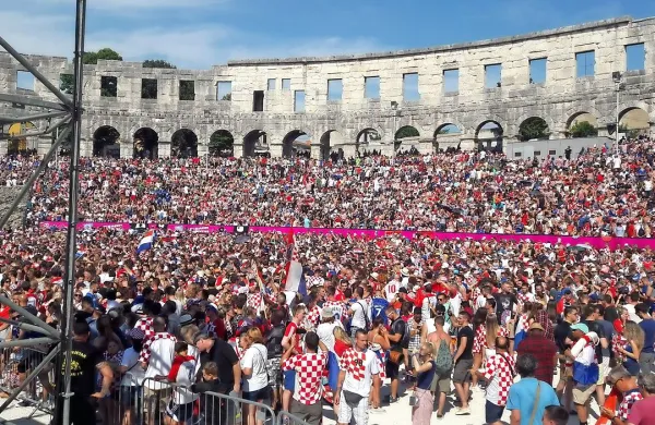 Hrvaški uspeh na nedavnem svetovnem prvenstvu v nogometu in 
vzdušje, ki so ga pričarali navijači, sta poskrbela, da bo letošnja 
turistična sezona pri naših južnih sosedih še uspešnejša.