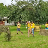 V eni od iger so vpregli kar pastirčka, ki je nato moral dirkati.