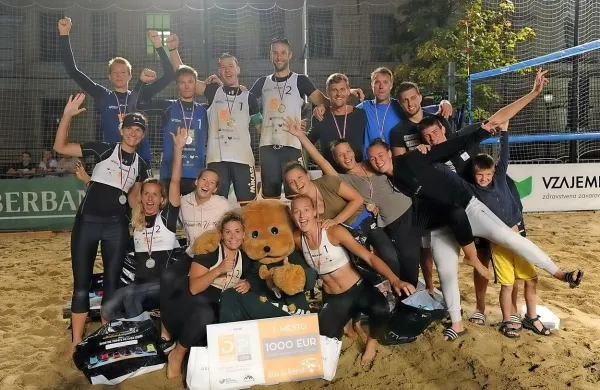 Takole so se odličij v Kranju veselili stari znanci slovenskega vrha 
v odbojki na mivki.