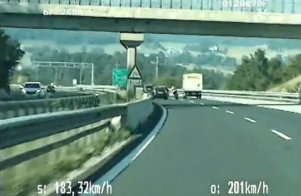Policista  sta  na  relaciji  Senadole–Štorje s hitrostjo preko 210  
kilometrov na uro sledila vozniku motornega kolesa brez nameščene registrske tablice.