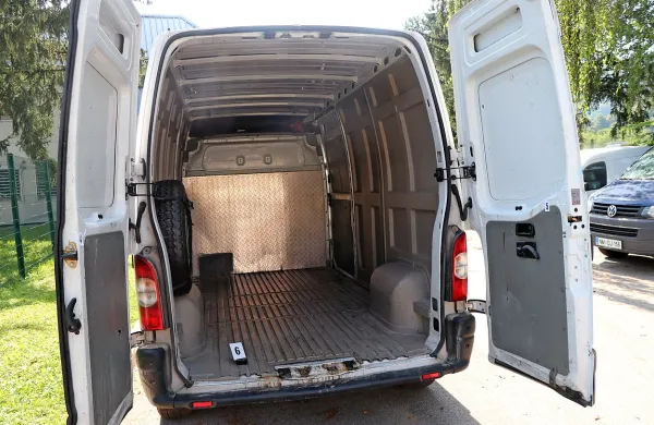 Policisti so v petek dopoldne prijeli 46-letnega voznika kombija s 
hrvaškimi registrskimi oznakami. V vozilu je v nehumanih razmerah prevažal 34 tujcev, ki so jih policisti predali hrvaškim 
varnostnim organom. 