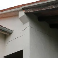 Razpoke nakazujejo, da je morda nekaj narobe s temelji. 