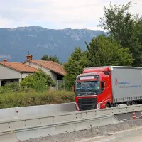 Ker le nekaj metrov od hiše vsak dan pelje stotine tovornjakov, ni 
pričakovati, da bodo drugi kupci čakali v vrsti ...