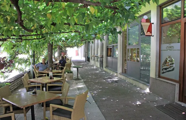 V družbi Pecivo je 22 zaposlenih, njena dejavnost pa obsega tudi restavracijo in trgovino na Delpinovi ulici v Novi Gorici (na fotografiji).