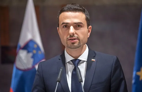 NSi ne želi biti ovira koaliciji Marjana Šarca pri pogajanjih z Levico, 
je v odzivu na ponudbo petih strank, naj do ponedeljka sporoči 
odločitev glede vrnitve k pogajanjem, na twitterju zapisal predsednik stranke Matej Tonin.