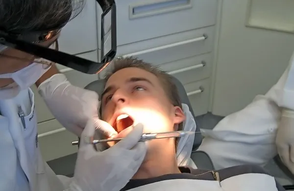 Od 1. julija letos se v Evropski uniji opušča uporaba amalgama za 
zobne zalivke.