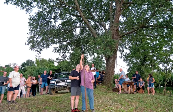 V spomin na stare sta Andrej Colja in Andrej Ambrožič izstrelila ognjemetno raketo.