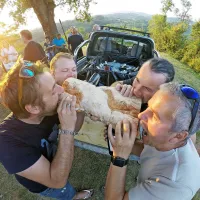 Prijatelji  Uroš Klinec, Tomaž Ščurek, Janez Skočaj in Simon Bužinel, ki  so družbo pogostili z 
velikanskim sendvičem, so pozirali za zadnji grižljaj.