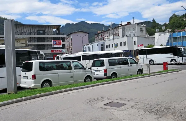        Majhni avtobusi in  kombiji so  uvodni dan zapore keltike varno 
vozili po ozkih obvozih.