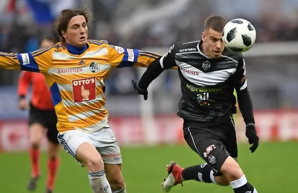 Domen Črnigoj (desno) je blizu selitvi v italijanski Chievo iz 
Verone.
