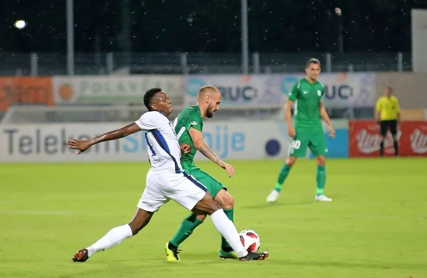 Nogometaši Olimpije (v zelenih dresih) naj bi danes vendarle 
zatresli mrežo tekmeca. V Novi Gorici jim ni uspelo. 