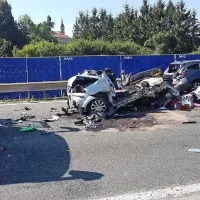 Danes, nekaj minut po 8. uri, se je na primorski avtocesti zgodila 
huda prometna nesreča, v kateri je ena oseba izgubila življenje.