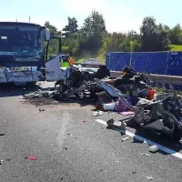 V nesreči na primorski avtocesti udeleženih pet vozil, ena oseba umrla