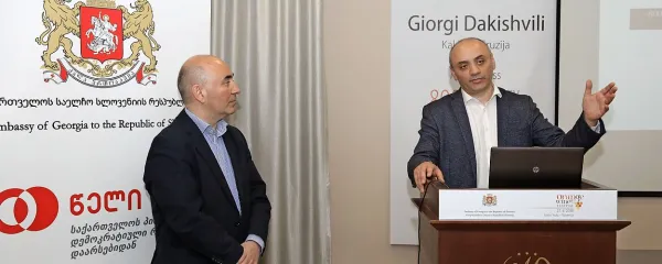 Gruzinski veleposlanik Zurab Bekaia (desno) je poskrbel za nadvse 
odmevno predstavitev gruzinskih vin z naslovom 8000 trgatev 
letos aprila v Izoli, ko je k nam pripeljal najvplivnejšega gruzinskega enologa Giorgija Dakishvilija.