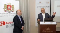Gruzinski veleposlanik Zurab Bekaia (desno) je poskrbel za nadvse 
odmevno predstavitev gruzinskih vin z naslovom 8000 trgatev 
letos aprila v Izoli, ko je k nam pripeljal najvplivnejšega gruzinskega enologa Giorgija Dakishvilija.