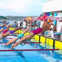 Poletje v Žusterni: eni se kopajo, drugi tekmujejo