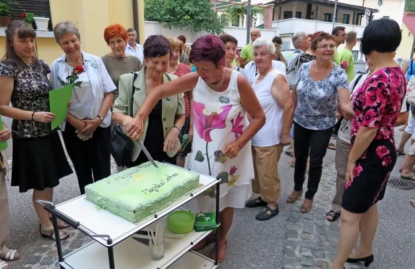 Jubilejno torto  za klekljarsko društvo Marjetica sta razrezali prva 
in sedanja predsednica - Ivanka Štremfelj in Majda Albreht (ob 
torti z leve).

   