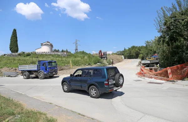 Konec leta bodo na brežini v ozadju robido nadomestile tri terase za pokopališče.