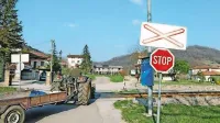 Prehod v Saksidu bo kmalu zavarovan  s polzapornicami ter s 
pripadajočimi opozorilnimi znaki in cestnimi označbami.