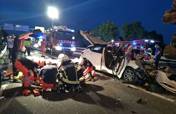 V Postojni, v križišču pri izvozu za avtocesto, se je avto  zaril pod 
tovornjak s hlodi.