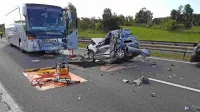 Policisti bodo voznika avtobusa, ki   zaradi neprilagojene hitrosti ni 
uspel ustaviti in je trčil v avto kranjske registracije, kazensko 
ovadili.  