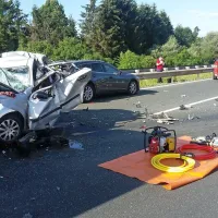 Pokojnega voznika so postojnski gasilci s tehničnim posegom rešili 
iz povsem zmaličenega avtomobila. 