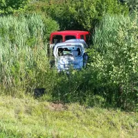 Voznika kombija  in berlinga  je po trkih odneslo s ceste v bližnje 
grmovje. 