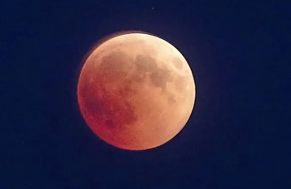 Popoln Lunin mrk, fotografiran v Kopru.