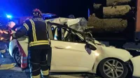Mladi voznik se je z avtom brez zaviranja zaletel v zadnji del 
priklopnika, naloženega s hlodi. 