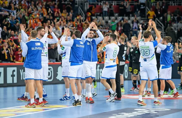 Slovenija si je finalno tekmo  priigrala po zmagi nad Portugalsko s 
27:25.