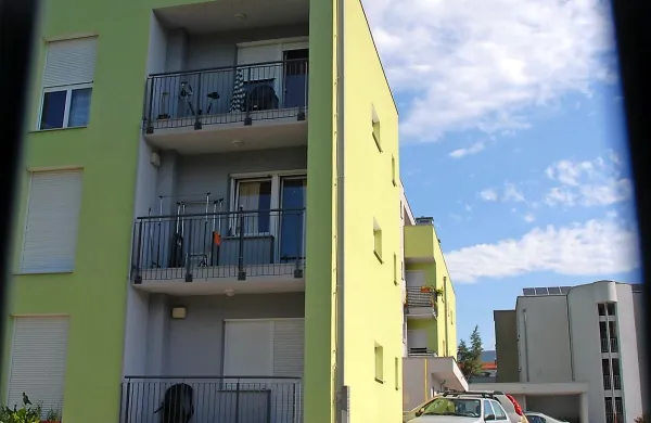 Če bo v Novi Gorici sezidan drugi  blok za starejše, naj bi imel na 
dvorišču več zelenja in prostora za posedanje, kot ga ima prvi.