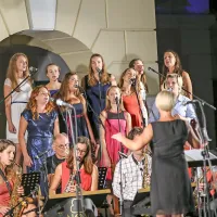Poletje na trgu sta zaključila orkester Nova in Tinkara