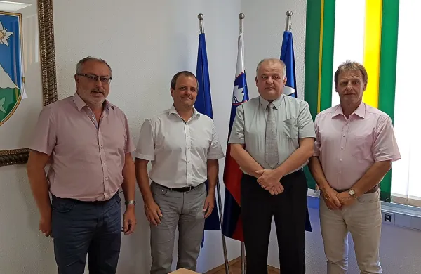 Pred dnevi so pismo o nameri za  tesnejše sodelovanje ob meji 
podpisali tudi župani (z leve) Andrej Maffi, Uroš Brežan, Robert 
Kavčič in Valter Mlekuž.   