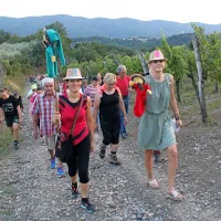 Avtohtoni škrat “Ujedam'c” je vodil pohodnike po gričih okrog 
vasi. 
