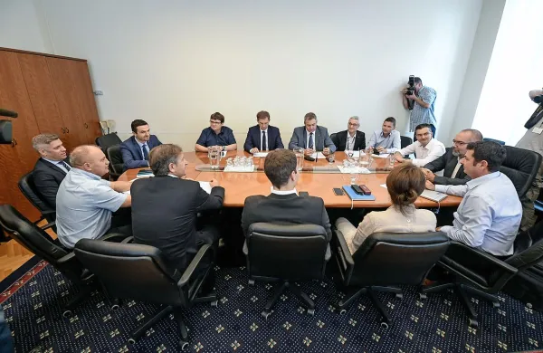 Potem ko je izvršni odbor Levice več ur pretresal izkupiček 
nedeljskih koalicijskih pogajanj, so za skupno mizo znova sedli 
predsedniki vseh šestih strank, ki se usklajujejo o vsebini koalicijske pogodbe.
