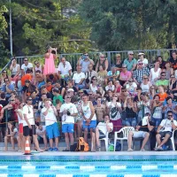 Tribuna ob bazenu v Žusterni je bila med prvenstvom pretesna za 
številne obiskovalce.