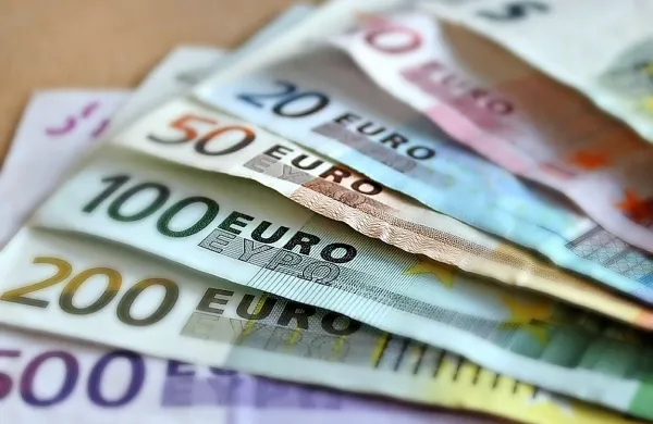 Za uriniranje na javnem kraju 3300 evrov kazni