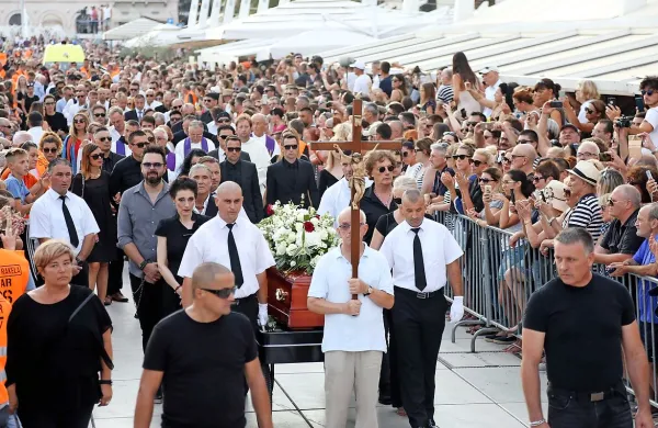 Split se je danes pozno popoldne poslovil od legendarnega pevca 
Oliverja Dragojevića.
