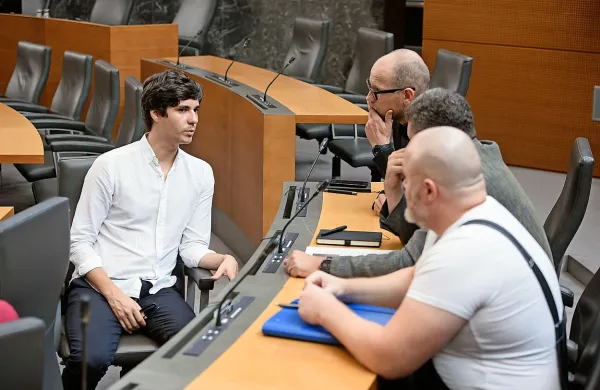 Luka Mesec (levo) z nekaterimi poslanci Levice.