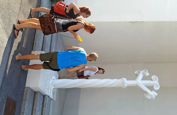 V Postojni turisti znamenitosti mesta odkrivajo, medtem ko oblasti 
pomagajo reševati mesto pred paranormalnimi pojavi, v Piranu pa 
med iskanjem izginule Tartinijeve violine.