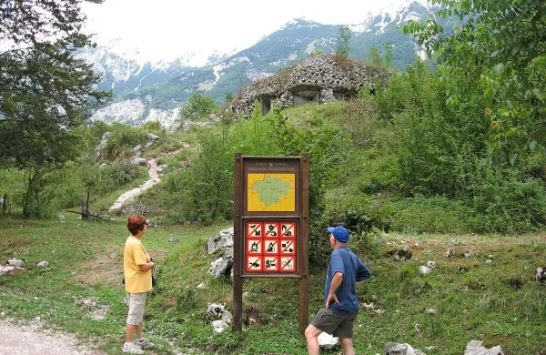 Polog z italijanskimi bunkerji (v ozadju) se nahaja v Triglavskem 
narodnem parku,  kar terja spoštljivo gibanje v naravi.    